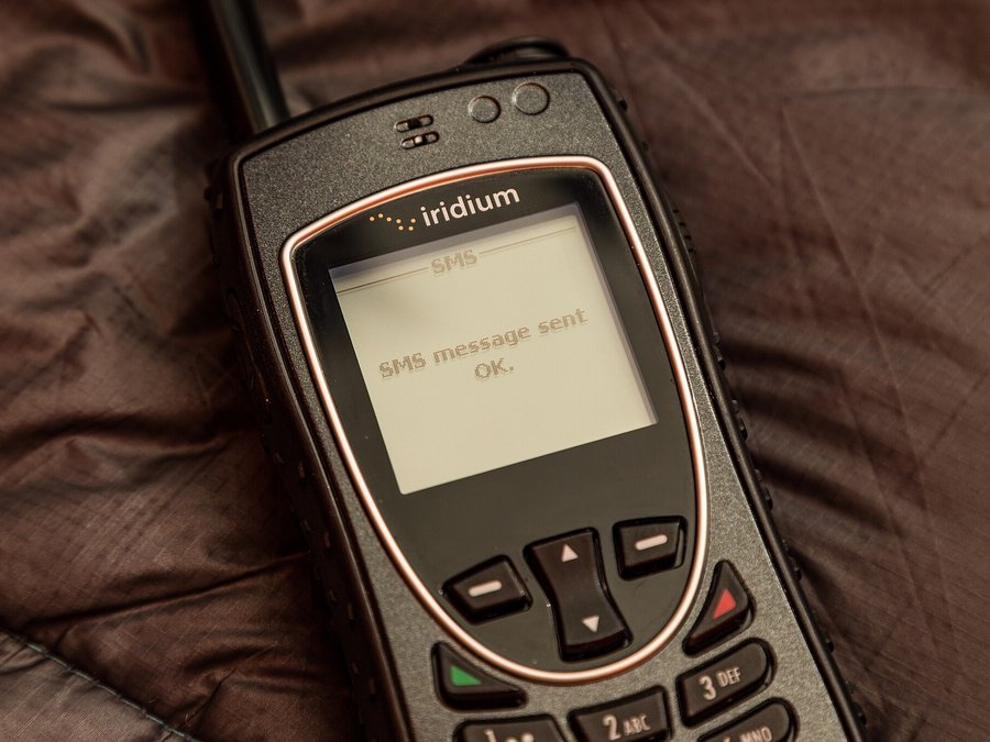 Iridium Extreme 9575 satellite phone sending a text message